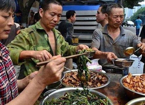 农民工38度吃瓜视频,农民工吃瓜坚守岗位，汗水与坚持交织的感人瞬间